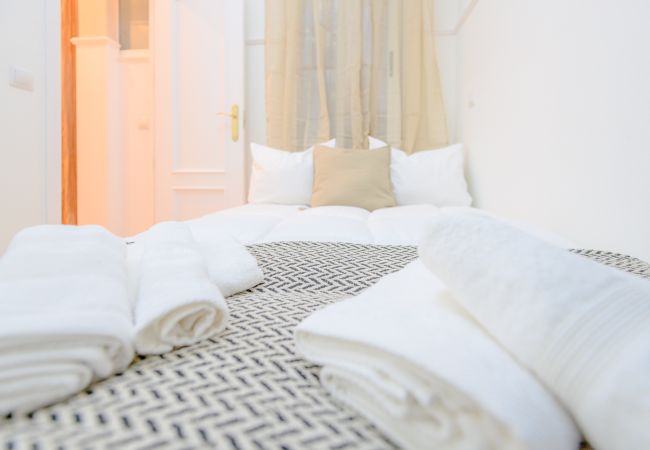 Апартаменты на Madrid - Atractivo apartamento de un dormitorio con patio interior junto al Intercambiador de Avenida América Temporal Апартаменты на Madrid - Atractivo apartamento de un dormitorio con patio interior junto al Intercambiador de Avenida América Temporal