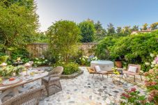 Апартаменты на Lucca - Luxury Home, Private Garden and Jacuzzi inside Lucca