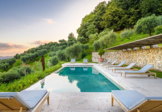  на Lucca - Villa Sunset, Luxury Farmhouse with Infinity Pool and Incredible Views in Lucca