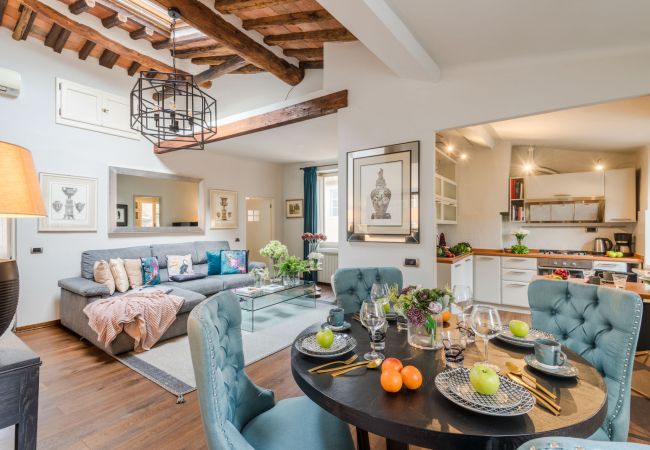  на Lucca - Panoramic Penthouse with Terrace, 2 bedrooms 2 bathrooms inside the Walls of Lucca