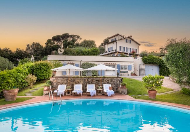  на Lucca - Fairytale Farmhouse Villa with Views and Pool