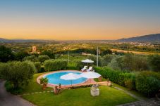 Вилла на Lucca - Fairytale Farmhouse Villa with Views and Pool