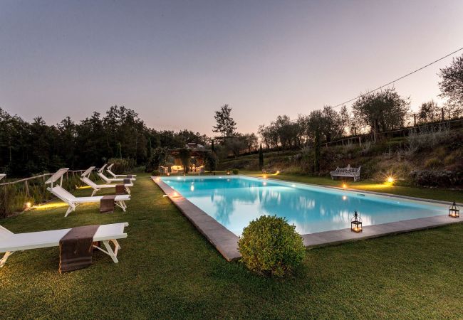 Вилла на Lucca - Romantic Farmhouse with Oversize Panoramic Pool Вилла на Lucca - Romantic Farmhouse with Oversize Panoramic Pool