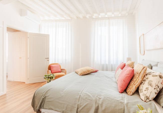 Апартаменты на Lucca - Luxury 2 Bedrooms 2 Bathrooms Penthouse, Elevator Апартаменты на Lucca - Luxury 2 Bedrooms 2 Bathrooms Penthouse, Elevator