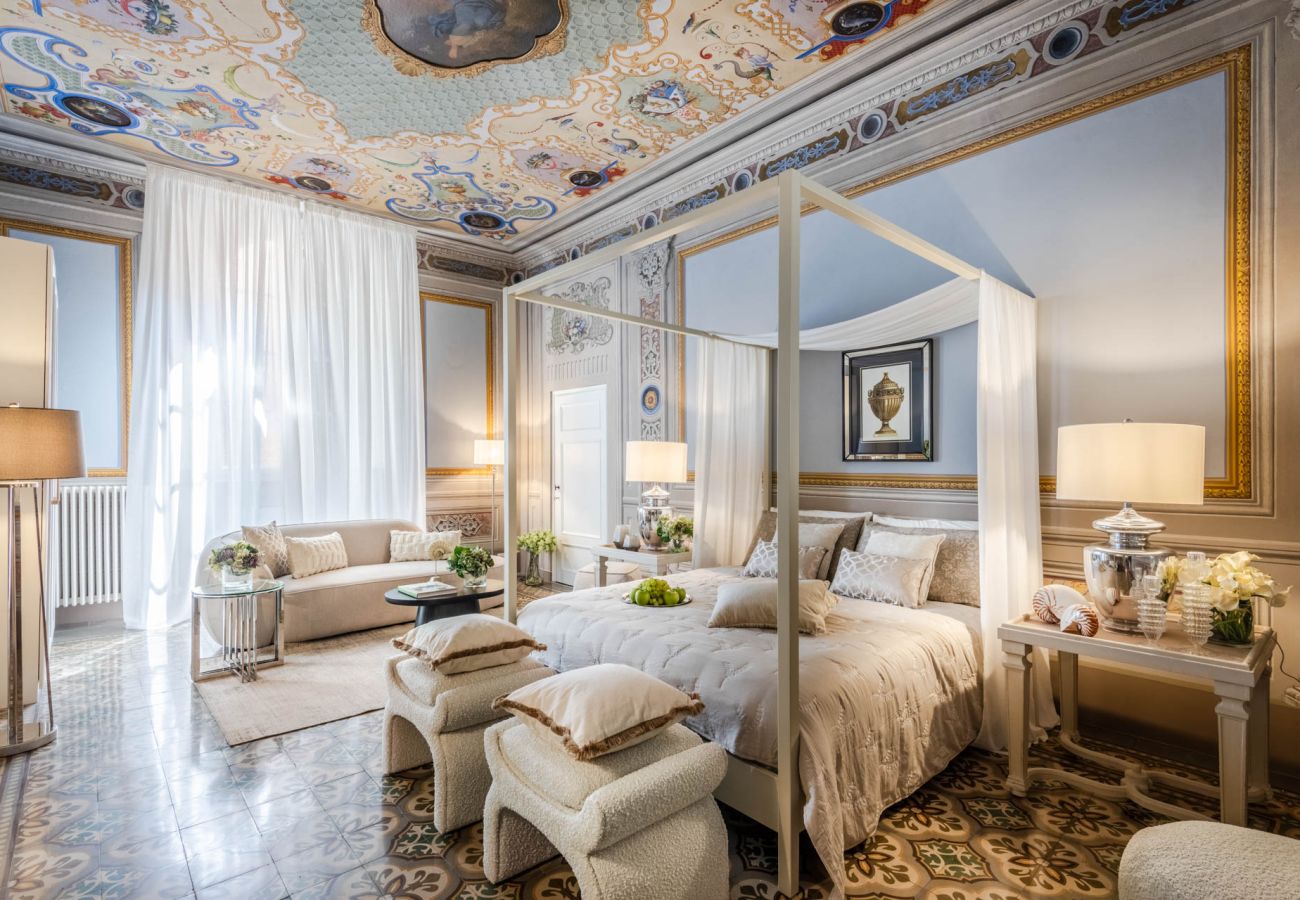 Апартаменты на Lucca -  The Frescoed Tale, A Charming 3 Bedrooms Apartment