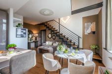 Апартаменты на Lucca - Verdi 1928, A Cozy Wallside Retreat