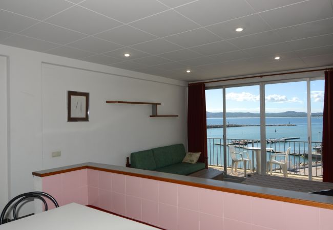 Studio i Estartit - NAUTIC ESTUDI BX-4 Studio i Estartit - NAUTIC ESTUDI BX-4