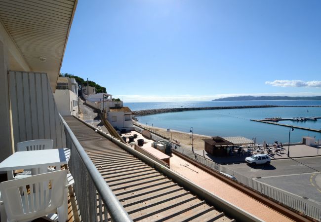 Studio i Estartit - NAUTIC ESTUDI BX-4 Studio i Estartit - NAUTIC ESTUDI BX-4