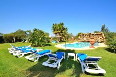 Sommarhus i Muro - Can Gamundí 052 fantástica finca con piscina privada, zona de juegos, aire acondicionado y barbacoa