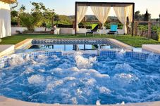 Sommarhus i Muro - Can Butxaquí 160 fantástica villa con piscina privada y jacuzzi, aire acondicionado, barbacoa y WiFi