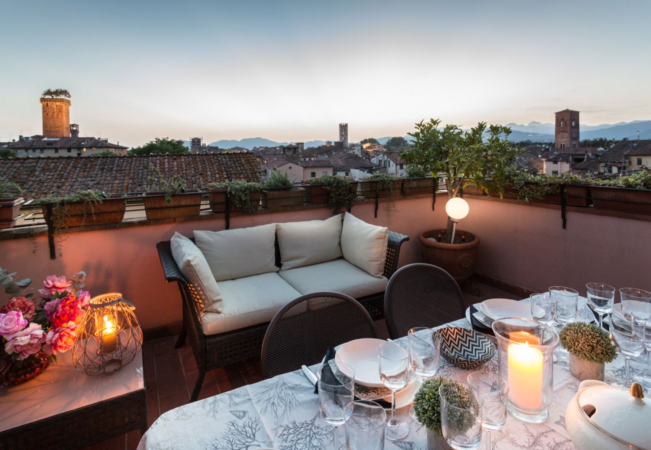 Lägenhet i Lucca - Top-Floor Penthouse with Panoramic Terrace in Lucca