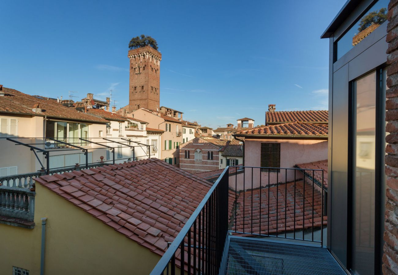 Lägenhet i Lucca - A Toproof Penthouse Apartment with Elevator and Private Garden Inside the Walls Lägenhet i Lucca - A Toproof Penthouse Apartment with Elevator and Private Garden Inside the Walls