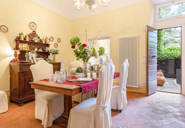 Lägenhet i Lucca - Spacious Ground Floor Apartment with Private Garden Inside the Walls of Lucca Lägenhet i Lucca - Spacious Ground Floor Apartment with Private Garden Inside the Walls of Lucca