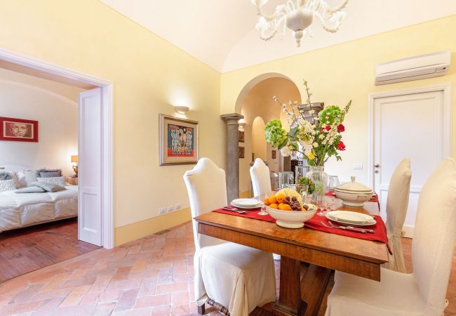Lägenhet i Lucca - Spacious Ground Floor Apartment with Private Garden Inside the Walls of Lucca Lägenhet i Lucca - Spacious Ground Floor Apartment with Private Garden Inside the Walls of Lucca