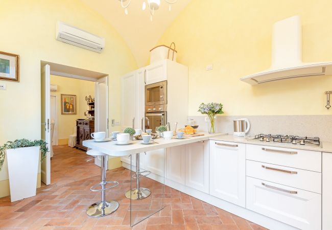 Lägenhet i Lucca - Spacious Ground Floor Apartment with Private Garden Inside the Walls of Lucca Lägenhet i Lucca - Spacious Ground Floor Apartment with Private Garden Inside the Walls of Lucca