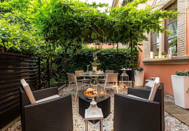 Lägenhet i Lucca - Spacious Ground Floor Apartment with Private Garden Inside the Walls of Lucca Lägenhet i Lucca - Spacious Ground Floor Apartment with Private Garden Inside the Walls of Lucca