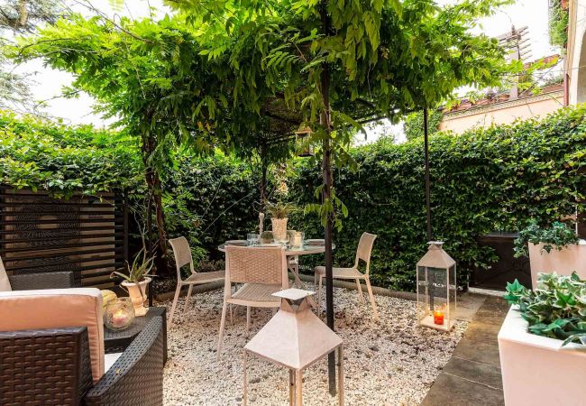 Lägenhet i Lucca - Spacious Ground Floor Apartment with Private Garden Inside the Walls of Lucca Lägenhet i Lucca - Spacious Ground Floor Apartment with Private Garden Inside the Walls of Lucca