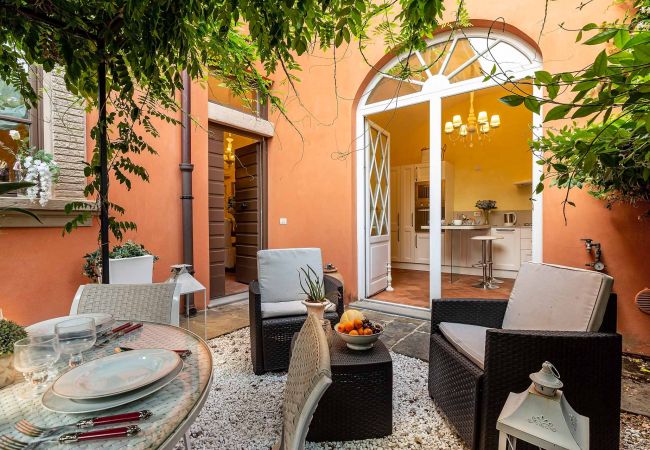 Lägenhet i Lucca - Spacious Ground Floor Apartment with Private Garden Inside the Walls of Lucca Lägenhet i Lucca - Spacious Ground Floor Apartment with Private Garden Inside the Walls of Lucca