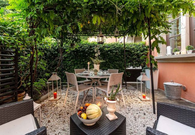 Lägenhet i Lucca - Spacious Ground Floor Apartment with Private Garden Inside the Walls of Lucca Lägenhet i Lucca - Spacious Ground Floor Apartment with Private Garden Inside the Walls of Lucca