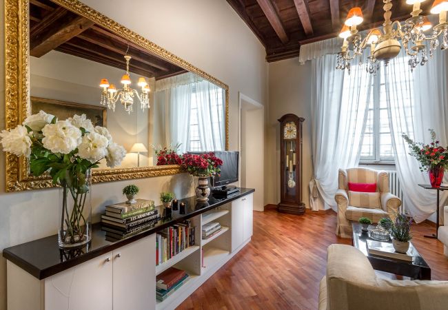 i Lucca - Opera Music in a Spacious Central Apartment Overlooking the Cathedral