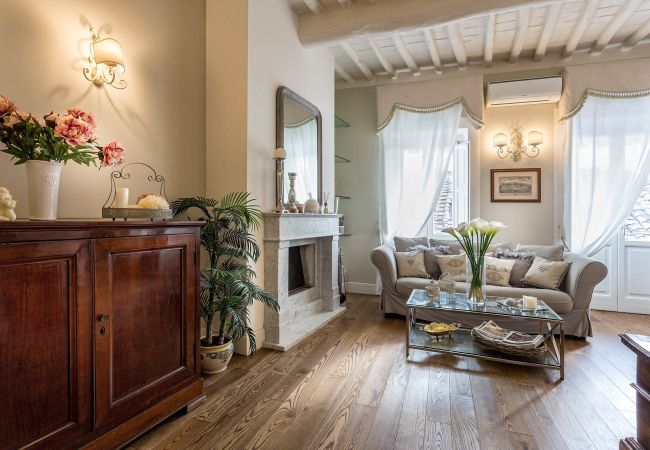Lägenhet i Lucca - 2 Bedrooms 2 Bathrooms Romantic Apartment with Terrace and Parking in Lucca Lägenhet i Lucca - 2 Bedrooms 2 Bathrooms Romantic Apartment with Terrace and Parking in Lucca
