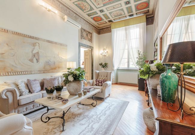 Lägenhet i Lucca - Romantic LUCCA apartment With View Over a Church Lägenhet i Lucca - Romantic LUCCA apartment With View Over a Church