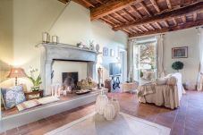 Villa i Capannori - FRANTOIO a Romantic Farmhouse Apartment with Terrace and Views