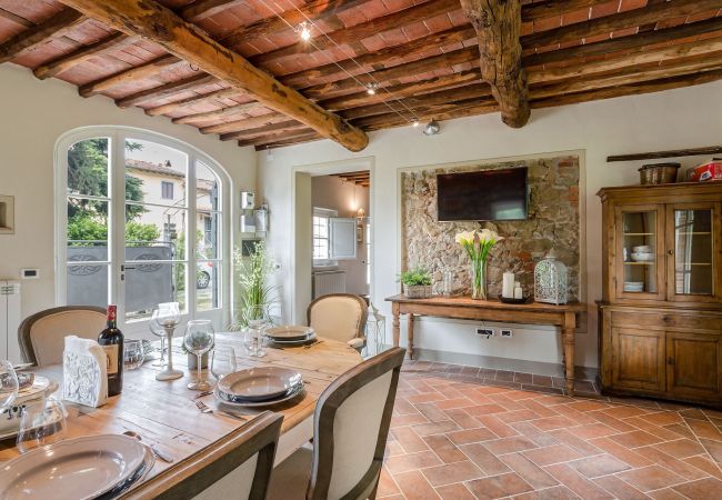 Villa i Monte San quirico - A Romantic Farmhouse with Pool in 10 mins walk away from the Walls of Lucca Villa i Monte San quirico - A Romantic Farmhouse with Pool in 10 mins walk away from the Walls of Lucca