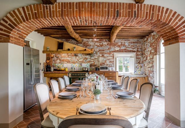 Villa i Monte San quirico - A Romantic Farmhouse with Pool in 10 mins walk away from the Walls of Lucca Villa i Monte San quirico - A Romantic Farmhouse with Pool in 10 mins walk away from the Walls of Lucca