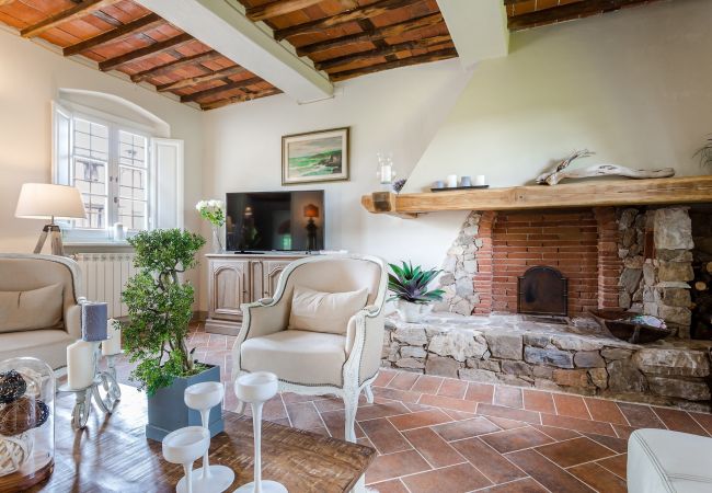 Villa i Monte San quirico - A Romantic Farmhouse with Pool in 10 mins walk away from the Walls of Lucca Villa i Monte San quirico - A Romantic Farmhouse with Pool in 10 mins walk away from the Walls of Lucca