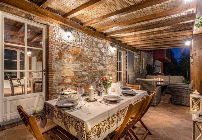 Villa i Monte San quirico - A Romantic Farmhouse with Pool in 10 mins walk away from the Walls of Lucca Villa i Monte San quirico - A Romantic Farmhouse with Pool in 10 mins walk away from the Walls of Lucca