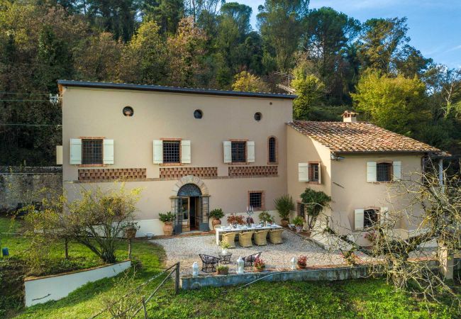 Hus i Vorno - VILLA VIOLA - Residenze Seicento - An historic Villa with Garden close to Lucca with Air Conditioning