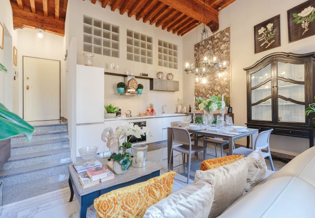 Lägenhet i Lucca - ARIAS APARTMENT in the iconic Piazza San Michele Lägenhet i Lucca - ARIAS APARTMENT in the iconic Piazza San Michele