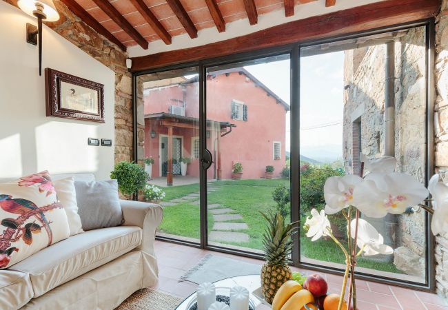 Villa i Capannori - Villa with Private Pool on the Lucca Hills in S. Andrea di Compito Villa i Capannori - Villa with Private Pool on the Lucca Hills in S. Andrea di Compito
