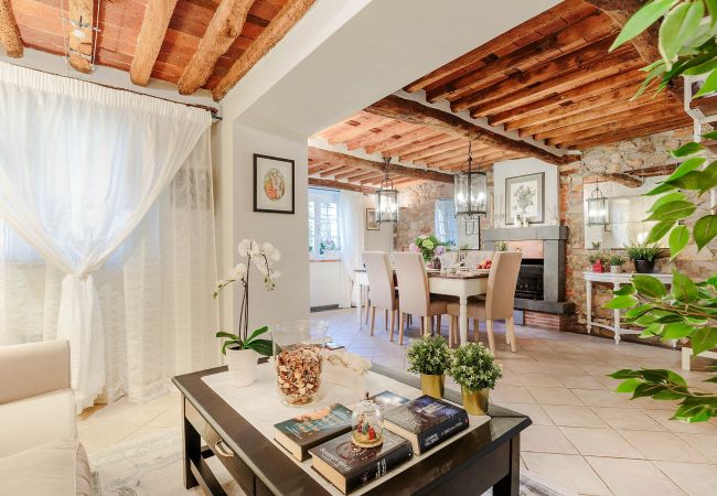 Villa i Capannori - Villa with Private Pool on the Lucca Hills in S. Andrea di Compito Villa i Capannori - Villa with Private Pool on the Lucca Hills in S. Andrea di Compito