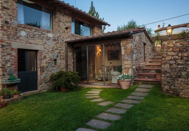 Villa i Capannori - Villa with Private Pool on the Lucca Hills in S. Andrea di Compito Villa i Capannori - Villa with Private Pool on the Lucca Hills in S. Andrea di Compito
