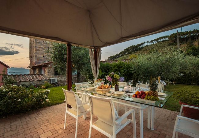 Villa i Capannori - Villa with Private Pool on the Lucca Hills in S. Andrea di Compito Villa i Capannori - Villa with Private Pool on the Lucca Hills in S. Andrea di Compito