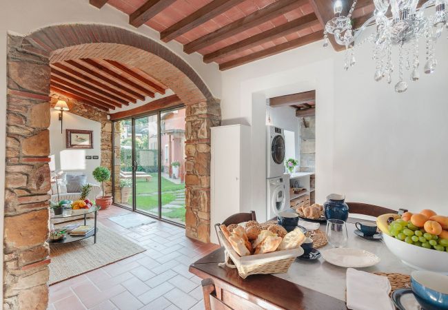 Villa i Capannori - Villa with Private Pool on the Lucca Hills in S. Andrea di Compito Villa i Capannori - Villa with Private Pool on the Lucca Hills in S. Andrea di Compito