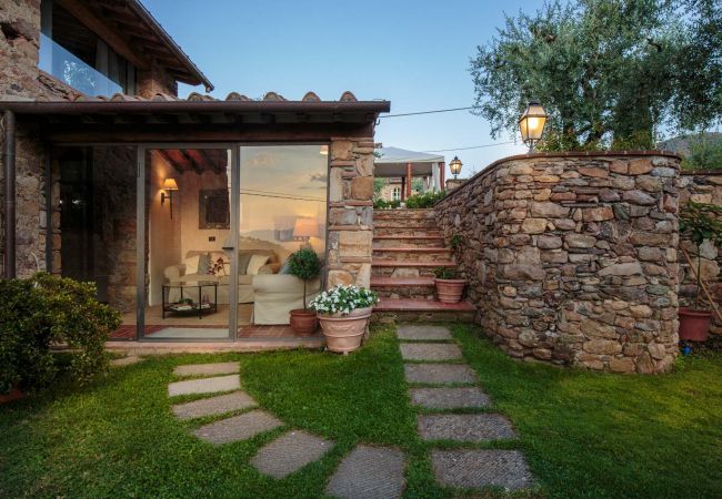 Villa i Capannori - Villa with Private Pool on the Lucca Hills in S. Andrea di Compito Villa i Capannori - Villa with Private Pool on the Lucca Hills in S. Andrea di Compito