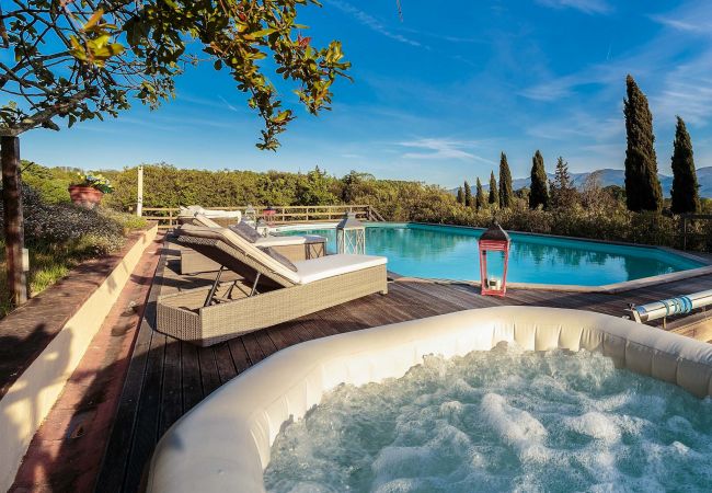 Villa i Lucca - VILLA D'AMICO, charming indulgence overlooking Lucca Town Centre Villa i Lucca - VILLA D'AMICO, charming indulgence overlooking Lucca Town Centre