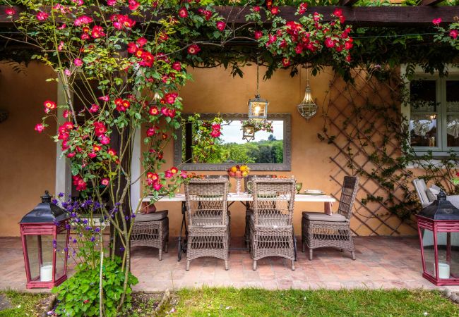 Villa i Lucca - VILLA D'AMICO, charming indulgence overlooking Lucca Town Centre Villa i Lucca - VILLA D'AMICO, charming indulgence overlooking Lucca Town Centre