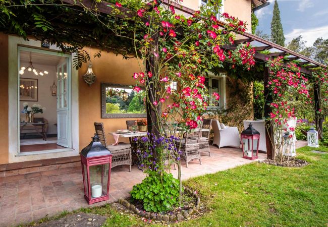 Villa i Lucca - VILLA D'AMICO, charming indulgence overlooking Lucca Town Centre Villa i Lucca - VILLA D'AMICO, charming indulgence overlooking Lucca Town Centre