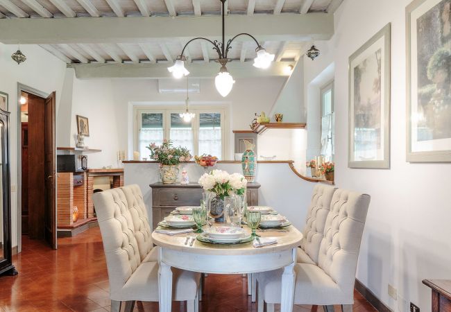 Villa i Lucca - VILLA D'AMICO, charming indulgence overlooking Lucca Town Centre Villa i Lucca - VILLA D'AMICO, charming indulgence overlooking Lucca Town Centre