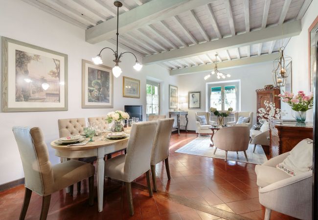 Villa i Lucca - VILLA D'AMICO, charming indulgence overlooking Lucca Town Centre Villa i Lucca - VILLA D'AMICO, charming indulgence overlooking Lucca Town Centre