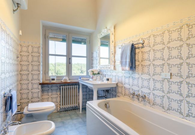 Villa i Lucca - VILLA D'AMICO, charming indulgence overlooking Lucca Town Centre Villa i Lucca - VILLA D'AMICO, charming indulgence overlooking Lucca Town Centre