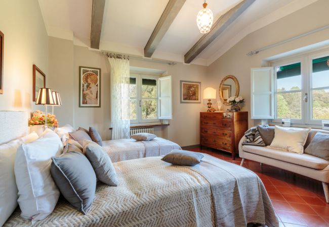 Villa i Lucca - VILLA D'AMICO, charming indulgence overlooking Lucca Town Centre Villa i Lucca - VILLA D'AMICO, charming indulgence overlooking Lucca Town Centre