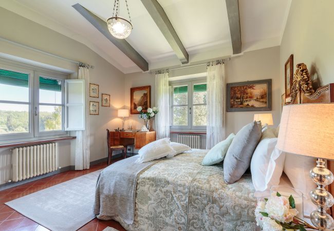 Villa i Lucca - VILLA D'AMICO, charming indulgence overlooking Lucca Town Centre Villa i Lucca - VILLA D'AMICO, charming indulgence overlooking Lucca Town Centre