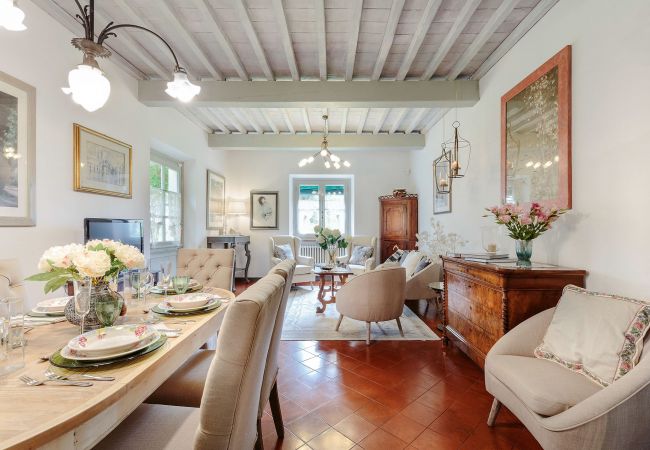 Villa i Lucca - VILLA D'AMICO, charming indulgence overlooking Lucca Town Centre Villa i Lucca - VILLA D'AMICO, charming indulgence overlooking Lucca Town Centre