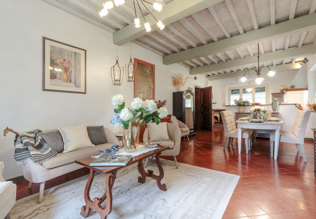 Villa i Lucca - VILLA D'AMICO, charming indulgence overlooking Lucca Town Centre Villa i Lucca - VILLA D'AMICO, charming indulgence overlooking Lucca Town Centre