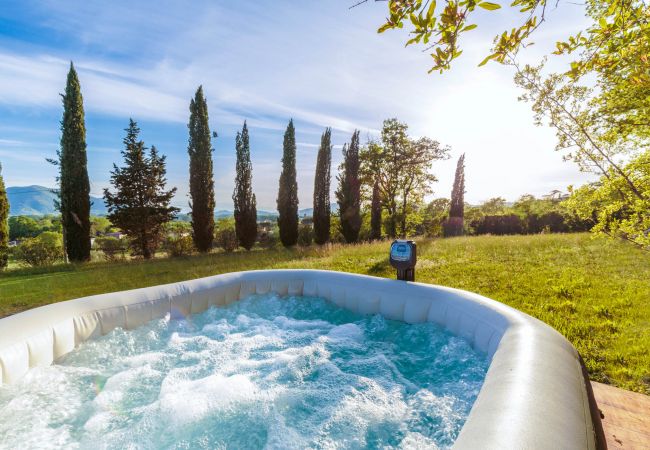 Villa i Lucca - VILLA D'AMICO, charming indulgence overlooking Lucca Town Centre Villa i Lucca - VILLA D'AMICO, charming indulgence overlooking Lucca Town Centre